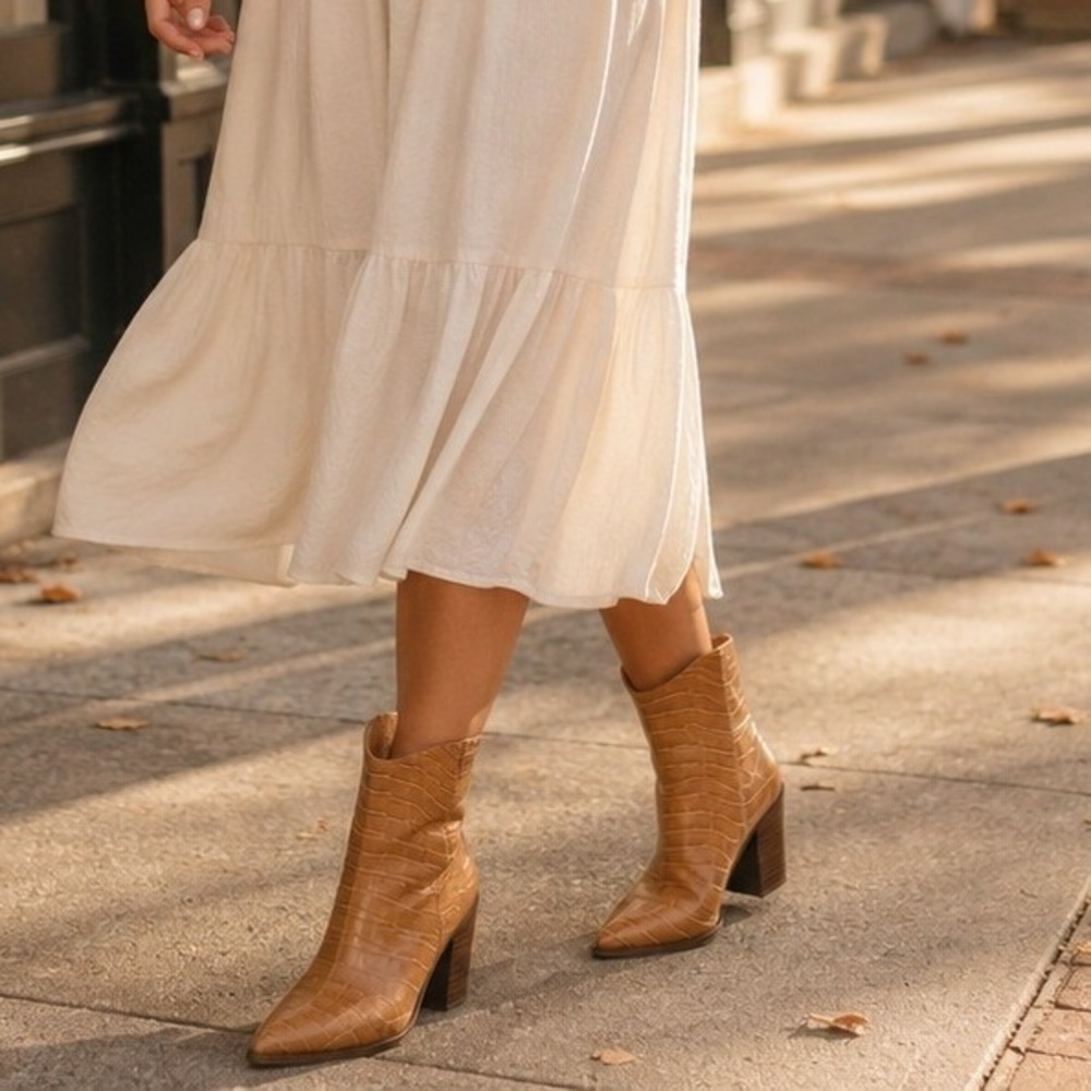 Qupid Size 8 Tan Croc Embossed Western Cowboy Ankle Boots Block Heel Boho Luxe
